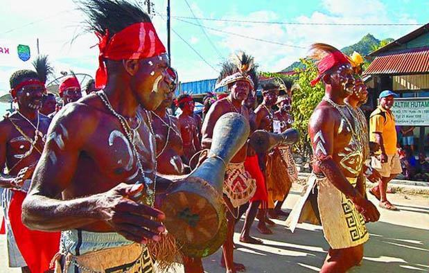  Pakaian  Adat  Papua Barat Nama Gambar  dan Penjelasannya 