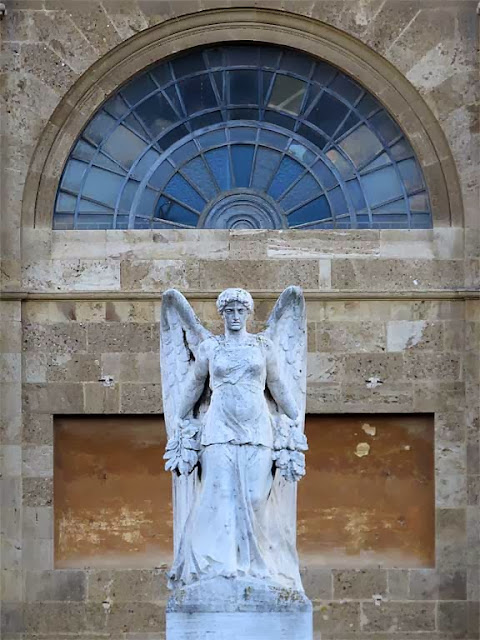 Vittoria alata di Mario Carlesi, piazza della Vittoria, Livorno