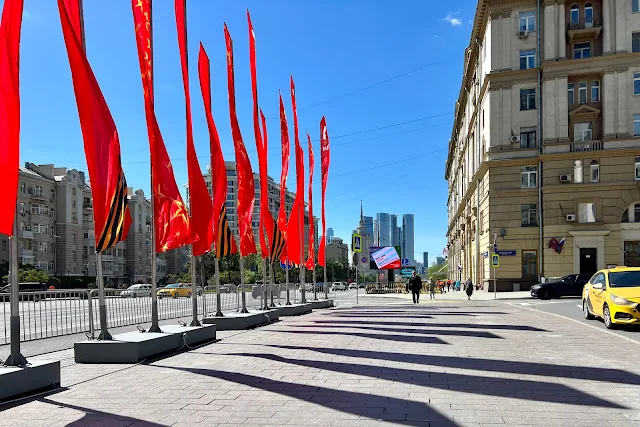 улица Новый Арбат, Новинский бульвар, флаги 9 мая
