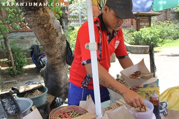 Berapa Penghasilan Seorang Penjual Sate Babi?