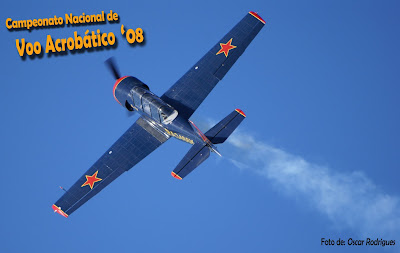 A beleza do Yak 52 em exibição com fumos no Campeonato Nacional de Voo Acrobático 2008