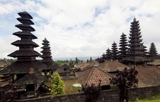 Templo Madre Besakih o Pura Agung Besakih de la Isla de Bali, Indonesia.