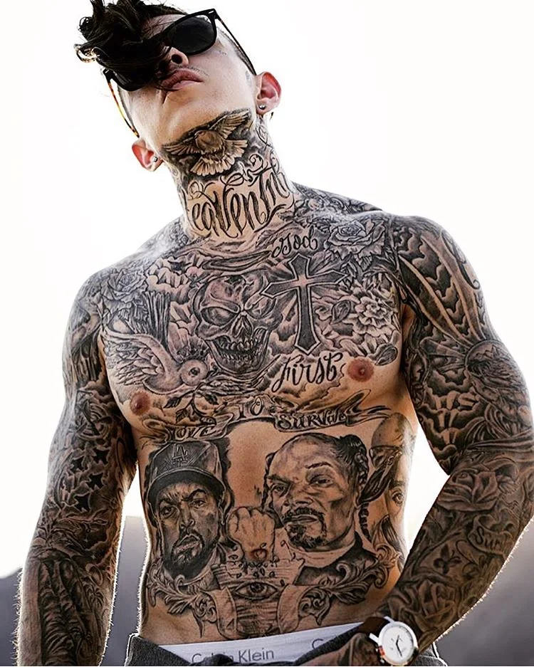Joven pandillero con el cuerpo entero tatuado