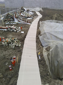 Νέα νεκροταφεία Κατερίνης. Πολίτες τοποθετούν... χαρτόνια και κοντραπλακέ για να κηδέψουν τους συγγενείς τους!!!