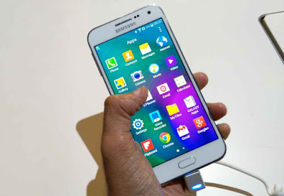Samsung Galaxy E5 In Hand