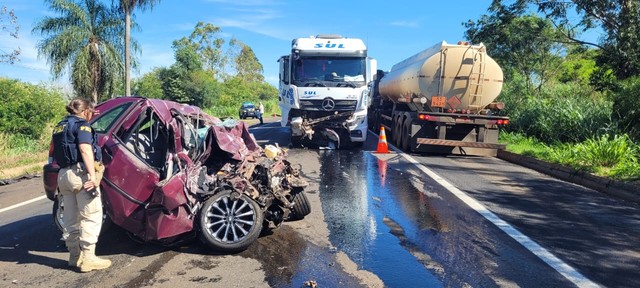 Uma pessoa morre em acidente entre carro e caminhão na BR-376