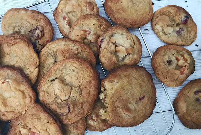 Cookies laid out a tray to cool on a tray