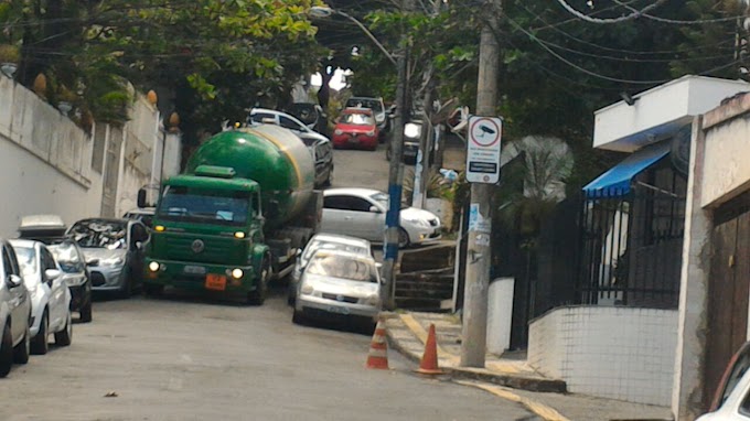 Carro nos dois lados da pista e caminhão atolado 