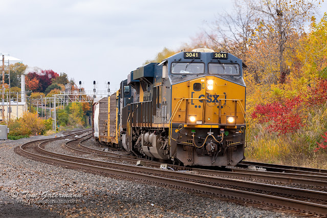 CSXT 3041 leads M621-18 east off Track 8 to Track 1 at CP 286