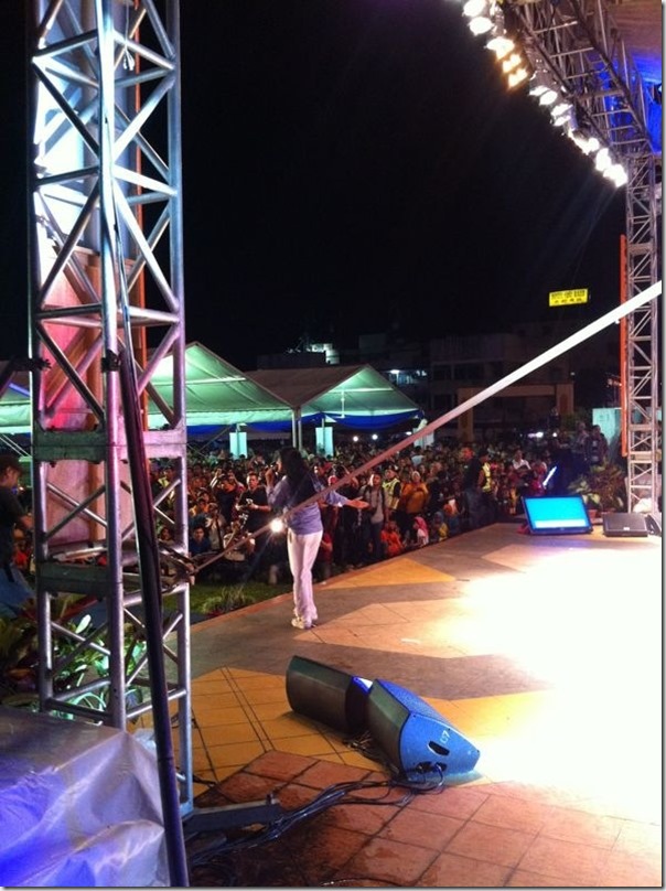 Ella tengah perform...
