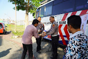Beri Semangat Kesadaran Lalin dan HUT Bhayangkara ke 78, Satlantas Polres Gresik Bagi Sarapan Gratis Untuk Warga