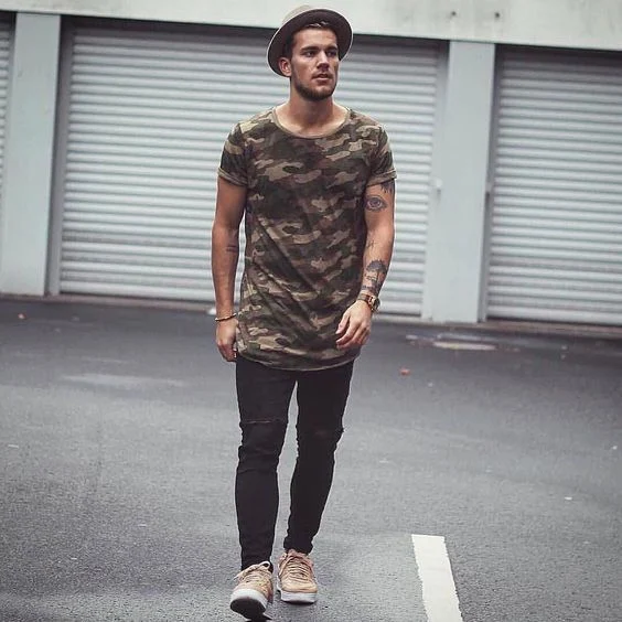 Look Masculino com Camiseta Camuflada