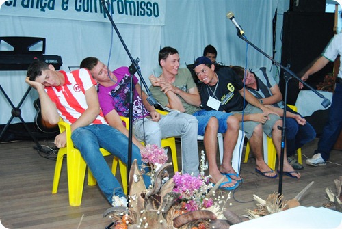 Jovens apresentando uma pequena esquete para distração