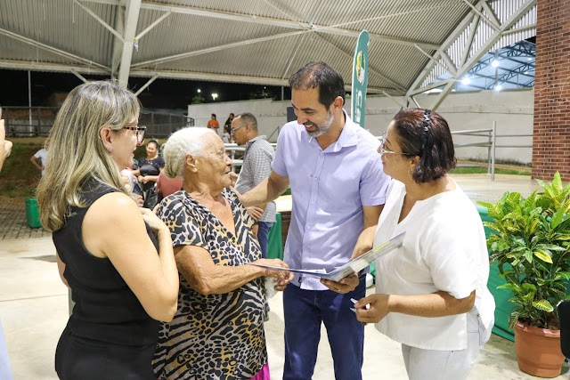 Prefeito de Senador Canedo entrega escrituras no Jardim Todos os Santos