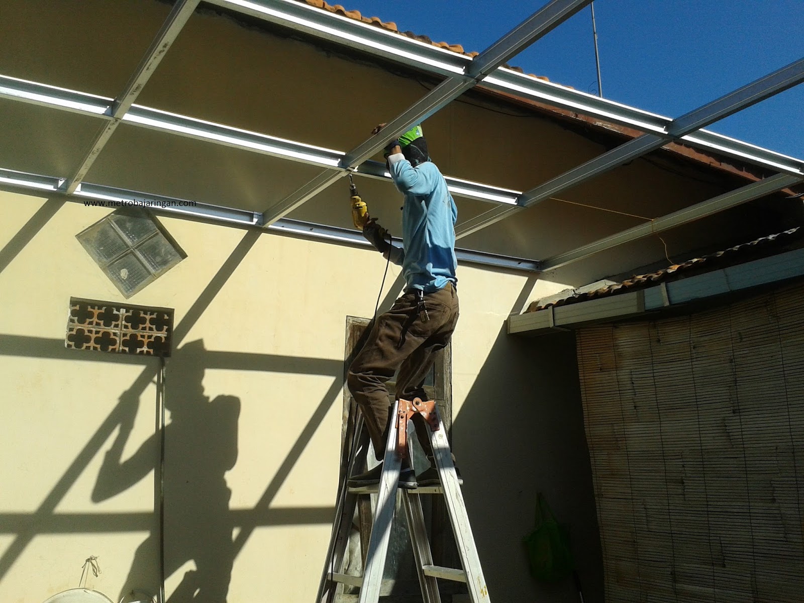 MERAKIT CANOPY LANGSUNG DI ATAS METRO TRUSS ALUMINIUM