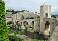 Puente medieval de Besalú sobre el río Fluvià
