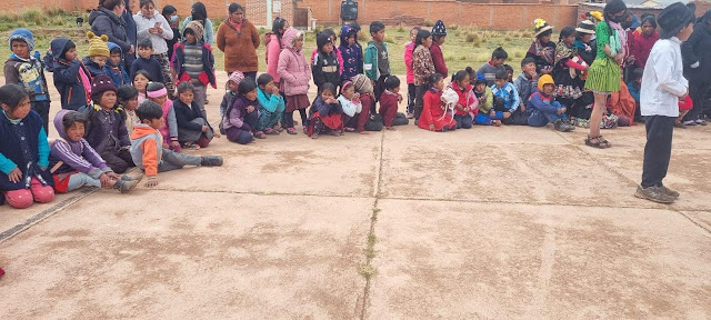 Mehr als 200 Schüler haben dank unserer lieben Spender Schulmaterialien in der Bildungseinheit von Tomaycuri - Potosí - Bolivien erhalten. Auch der Regen und die einsetzende Kälte konnten das nicht verhindern. Die Schüler und Lehrer der ganzen Schule haben sich mit Tanzvorführungen für die Schulmaterial Spenden bei mir und natürlich ganz besonders bei den Spendern bedankt.