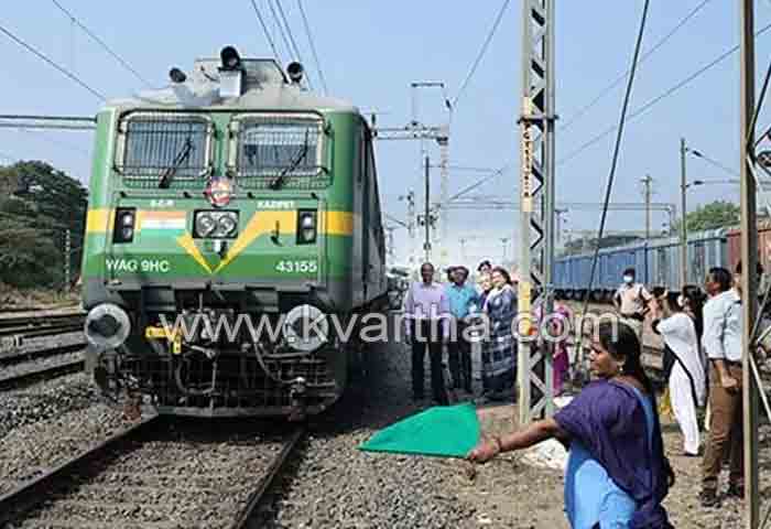 Latest-News, Kerala, Palakkad, Top-Headlines, Women's-Day, Women, Train, Railway, Indian Railway, All women crew operated a goods train from Palakkad Junction to Erode.