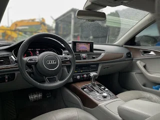 2011 Audi A6中古車收購紀錄： 廖大哥有一台 2011 的Audi A6 ，原版件 、車況也好 ，只跑十幾萬 。除了年份比較舊一點而已 。在網路上看到我們小曾車庫的收購服務 ，覺得找上我們最放心 。   我們快速給錢 ，收的車款又多元 ，過戶也很快速。出來做生意最重要的就是一個安心 ，其他家多喊一萬 、兩萬 ，會不會馬上過戶? 現場會不會大刀闊斧? 這些估車手法都是有可能發生的 。  廖大哥線上請我們評估後 ，我們給他了一個價格 ，但稍微可惜的是廖大哥忘記給我們內裝照。我們以為是黑色 、結果現場看到是米色的 ，就如同中古車行情的10個影響重點這一篇題到米色內裝在進口車會比較差一些 。   好險廖大哥人很好 ，願意讓我們低一點點收購 。這就是我們在線上估車資訊一直希望客戶盡量給我們完整的資訊 ，有時候客人太多我們會不小心忘記提醒細節 。有時候差一點點現場就會有一些變化 ，雖然不會差到太多 。   最後我們還是快速買下這台車，然後在兩天後完成過戶 ，廖大哥一定覺得我們很有效率又敢收購 。感謝廖大哥的支持喔 ，有下一台服務的機會記得再找我們!!