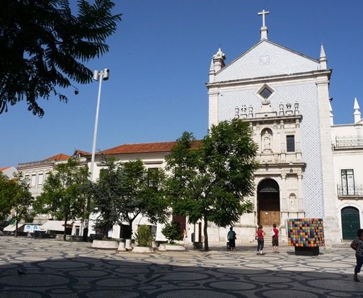 igreja perto do teatro