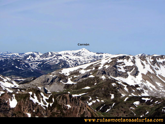 Ruta Farrapona, Albos, Calabazosa: Vista al Cornón desde el Albo Occidental