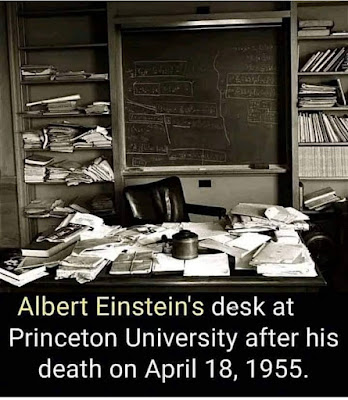 A meme about the mess of Einstein’s desk