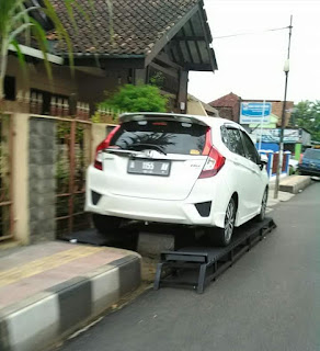 Ngakalin Parkir Mobil Di Pinggir Jalan.. Bisa Aja Nih..