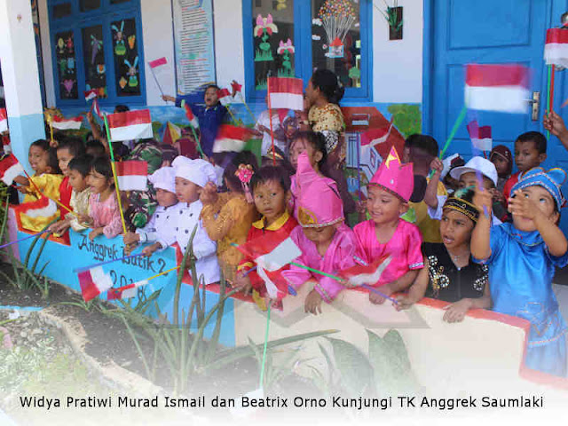 Widya Pratiwi Murad Ismail dan Beatrix Orno Kunjungi TK Anggrek Saumlaki