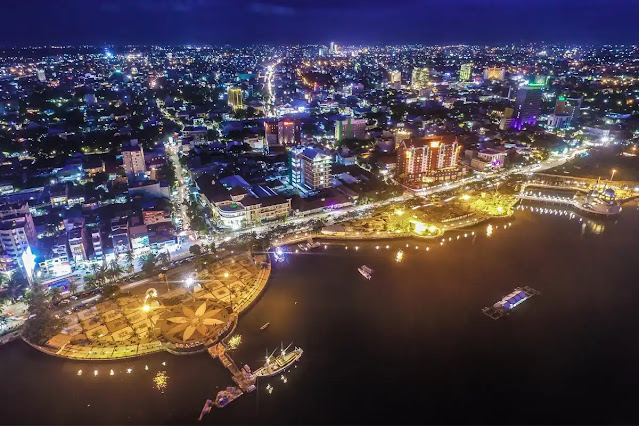 Kota Makassar malam hari