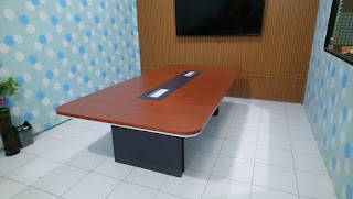 Meja Rapat Dengan Stopkontak