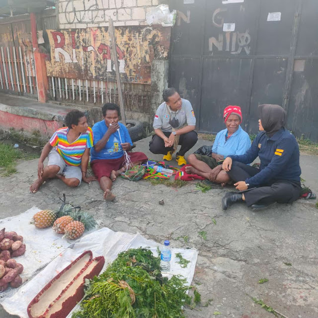 Polisi Ajar Mama-Mama Pedagang Papua Baca dan Tulis di Sentani