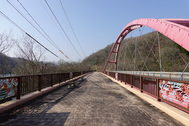 ３月１９日晴天の日の朝の日南湖　赤い大きな本山橋