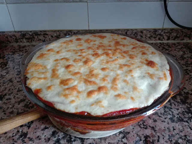 Podéis ver una musaka griega recién salida del horno con un crujiente gratinado