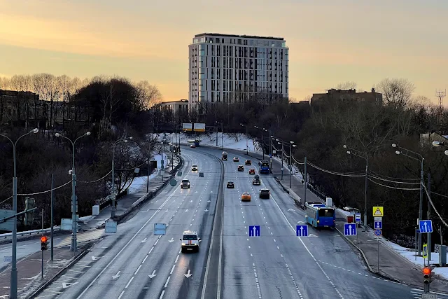 вид с Бережковского моста, Воробьёвское шоссе, жилой комплекс «Воробьев Дом»