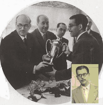 Antonio Medina recogiendo el trofeo de campeones del II Encuentro Ibérico de Ajedrez 1946