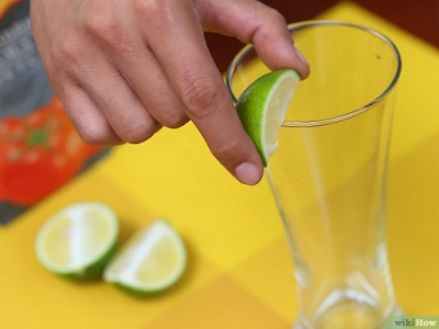 Cubre los bordes de algunos vasos con jugo de limón