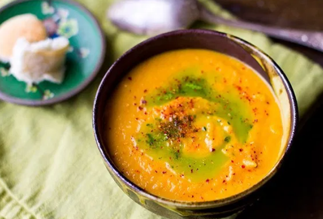 VEGAN CARROT SOUP WITH CARAMELIZED ONIONS #vegan #vegetarian #healthydiet #soup #carrot