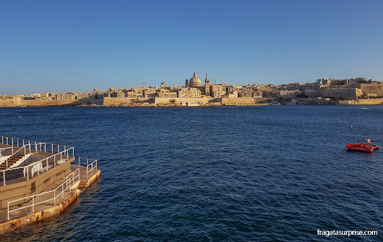 Centro Histórico de Valeta, Malta, visto da Orla de Sliema