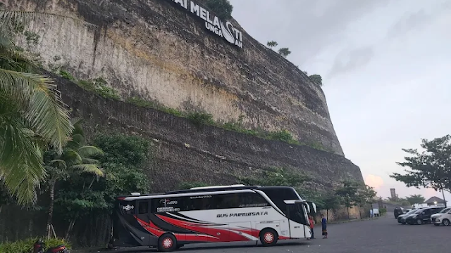 Tempat parkir bus