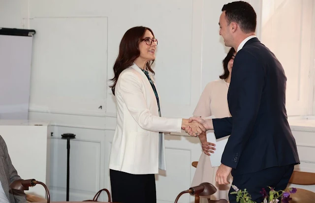 Queen Mary wore a white collarless blazer by Zara, Fold, and a emerald printed silk blouse by Hugo Boss