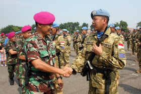 Wadan Pasmar-1 Kolonel Marinir Bambang Sutrisno M.Tr. (Han) menyalami Personel Satgas Garuda