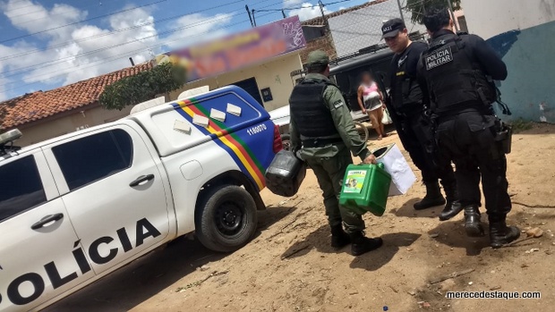 Vereadores acionam polícia após denúncia de que combustíveis estavam sendo armazenados dentro de escola