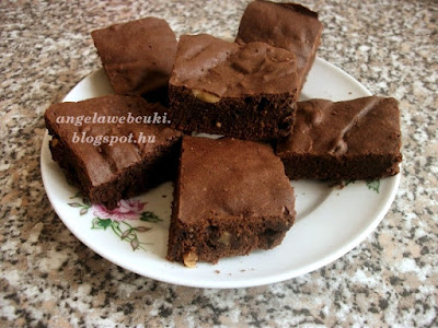 Mogyorós brownie, étcsokoládéval valamint sótlan mogyoróval, kevert tésztás, tejtermék mentes sütemény recept.