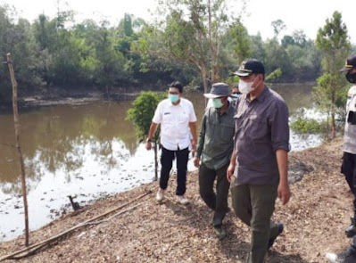 Bareng Warga, Wabup Muba dan OPD terkait Bersih-bersih Gulma di Danau Siarak