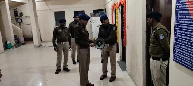डीजीपी अचानक रात एक बजे पहुंचे औबेदुल्लागंज थाने, मुख्यमंत्री के निर्देश पर किया औचक निरीक्षण