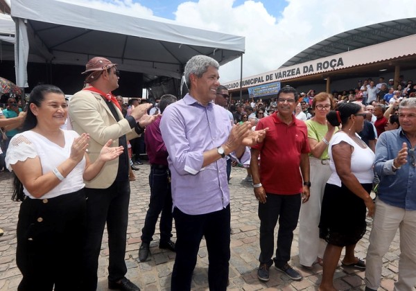 Jerônimo Rodrigues entrega e autoriza obras no município de Várzea da Roça