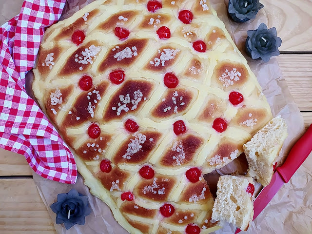 Coca de San Juan. Receta de Xavier Barriga típica de la festividad de San Joan. Verano, hogueras, postre, crema pastelera, tierno, esponjoso, masa, brioche, panificadora, guindas, cerezas. Horno. Cuca