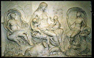 Représentation de Gaia (Tellus) bas relief de l'Ara Pacis Augustae (Rome).