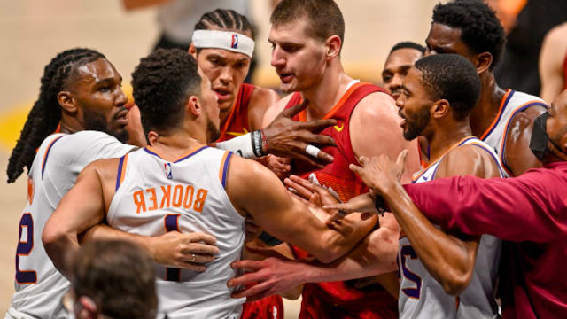 El árbitro de la NBA explica la tecnología de la estrella de los Nuggets, Nikola Jokic, después de una pelea con el dueño de los Suns, Mat Ishbia, NBA News Today 