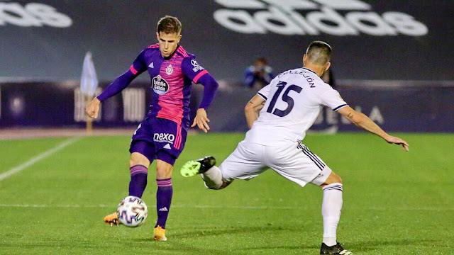 Pablo Hervías centra con la oposición de Juanmi Callejón. MARBELLA C. F. 2 REAL VALLADOLID C. F 3. 05/01/2021. Copa del Rey, 2ª eliminatoria. Marbella, Málaga, estadio Antonio Lorenzo Cuevas.